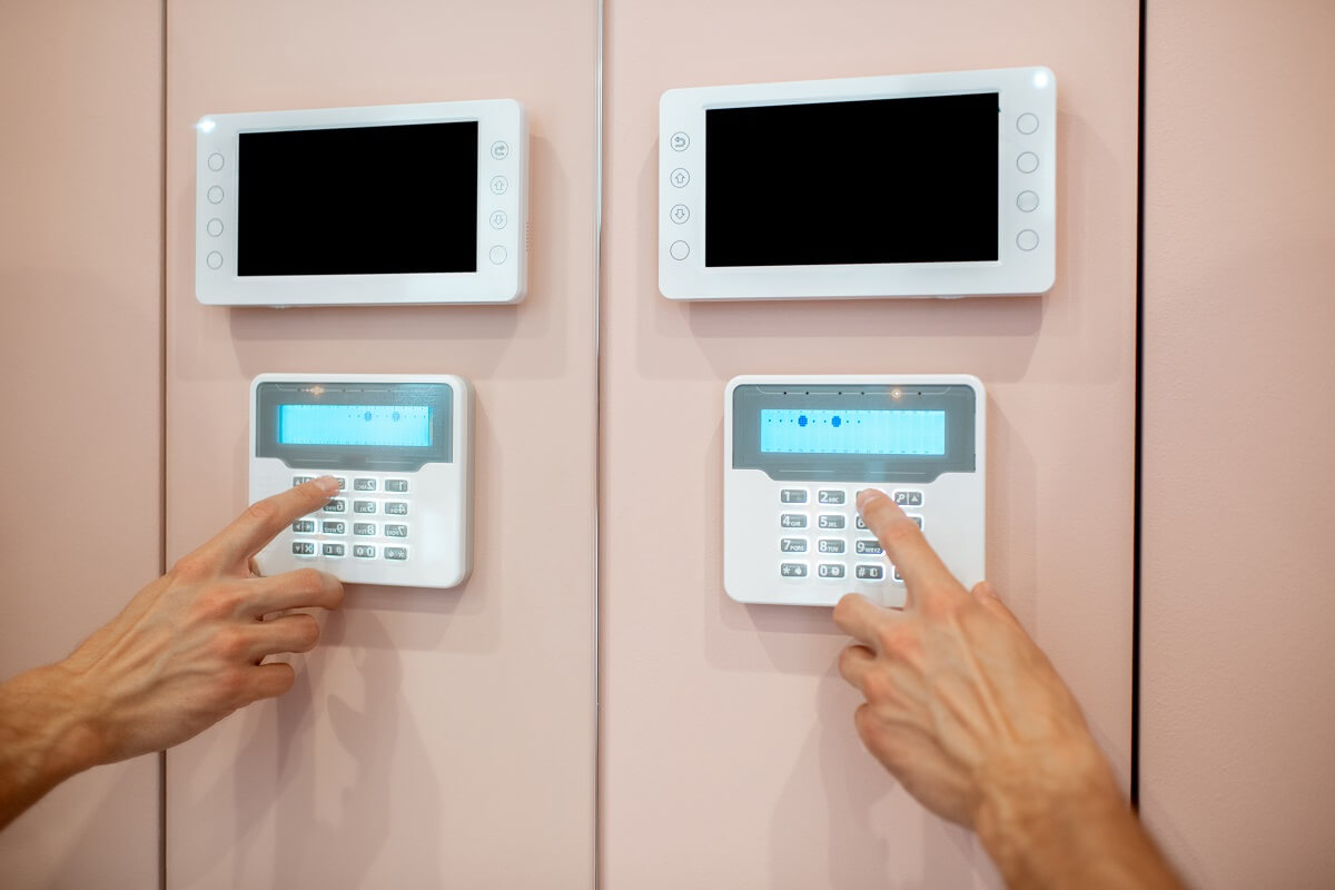 Jak działa alarm włamaniowy oraz antywłamaniowy i co to dokładnie jest?