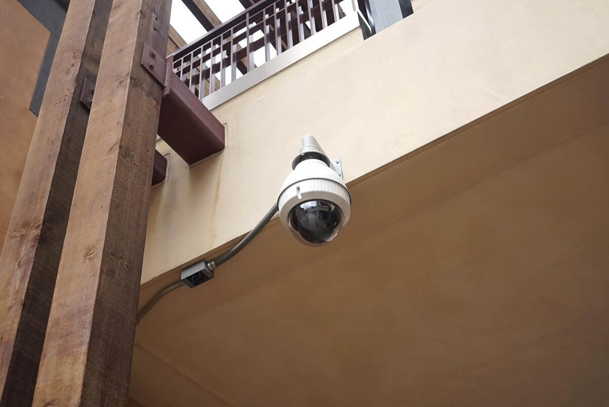 Kamery na klatce schodowej a prawo i RODO – czy to legalne?