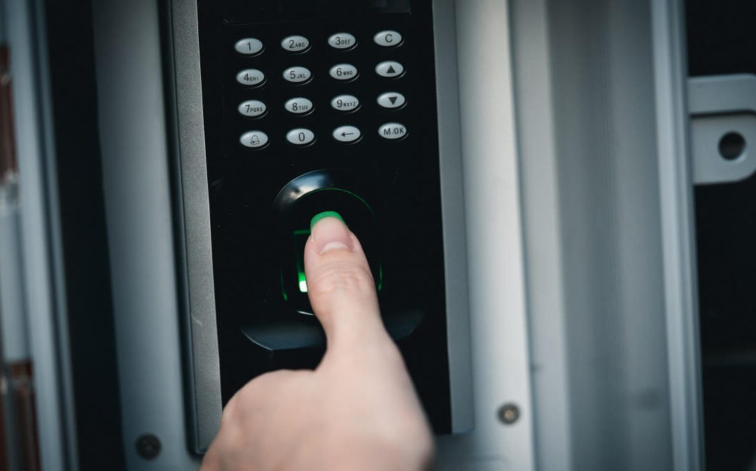 Jak działa czytnik linii papilarnych do drzwi?