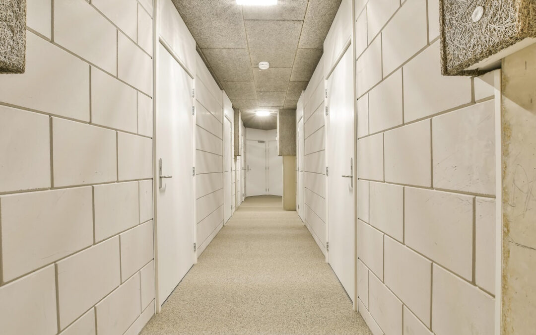 Jak zabezpieczyć komórkę lokatorską i piwnicę w bloku przed włamaniem?