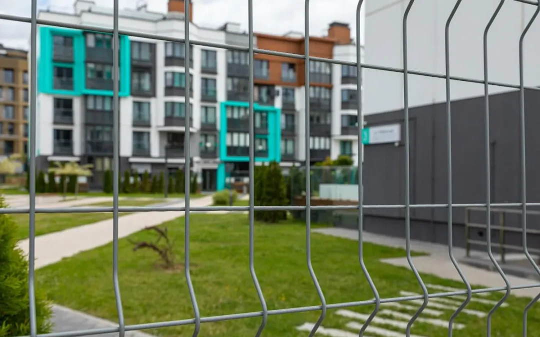 Jak zabezpieczane są osiedla zamknięte?