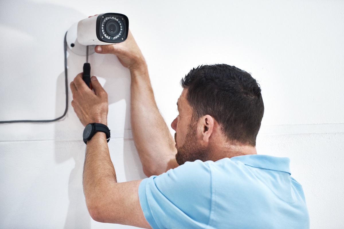 Instalacja i montaż systemu monitoringu – ile kosztuje montaż kamer oraz systemu zabezpieczeń?